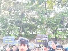 जागतिक महिला दिनी काश्यपी हिने एपस्टीन फाईल विरुद्ध निषेध दर्शवला