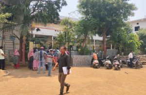 भर उन्हात शिष्यवृत्ती परीक्षा; विद्यार्थी व पालकांना मोठा फटका