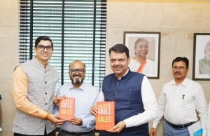 मुख्यमंत्री देवेंद्र फडणवीस के हाथों ‘द लाइफ स्किल कॉल्ड सेल्स’ का विमोचन