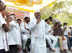 जमीन अधिग्रहनाविरोधात हजारो शेतकऱ्यांचा बैल-बंडी घेऊन जिल्हाधिकारी कार्याल्यासमोर ठिय्या आंदोलन
