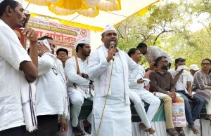 जमीन अधिग्रहनाविरोधात हजारो शेतकऱ्यांचा बैल-बंडी घेऊन जिल्हाधिकारी कार्याल्यासमोर ठिय्या आंदोलन