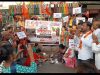 महागाई व पेट्रोल डिझेल दरवाढी विरोधात शहरातील मुख्य रस्त्यावर चूल मांडत तसेच सरकारवर चाबूकाचे आसूड ओढत शिवसेनेचे तीव्र निदर्शने….