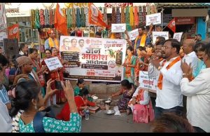 महागाई व पेट्रोल डिझेल दरवाढी विरोधात शहरातील मुख्य रस्त्यावर चूल मांडत तसेच सरकारवर चाबूकाचे आसूड ओढत शिवसेनेचे तीव्र निदर्शने….